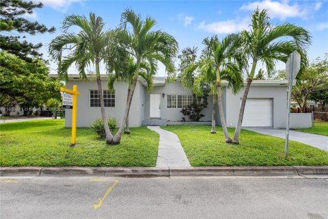 House in Surfside, Florida 3 bedrooms, 147.16 sq.m. № 1435155 - photo 2