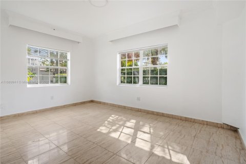 House in Surfside, Florida 3 bedrooms, 147.16 sq.m. № 1435155 - photo 10