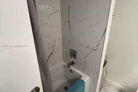 Copropriété à louer à North Miami, Floride: 2 chambres, 99.41 m2 № 2041480 - photo 18