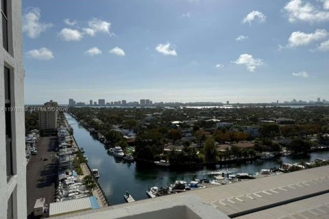 Copropriété à louer à North Miami, Floride: 2 chambres, 99.41 m2 № 2041480 - photo 9