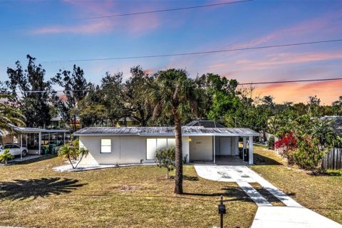 House in Port Charlotte, Florida 2 bedrooms, 72.84 sq.m. № 1542115 - photo 1