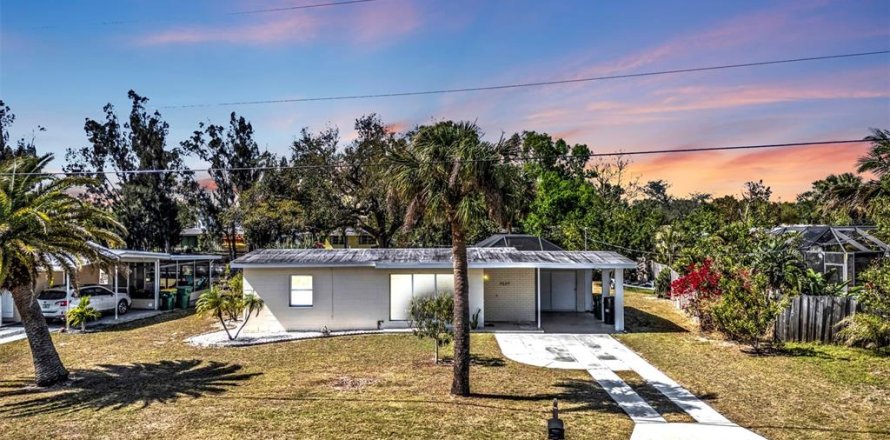 House in Port Charlotte, Florida 2 bedrooms, 72.84 sq.m. № 1542115