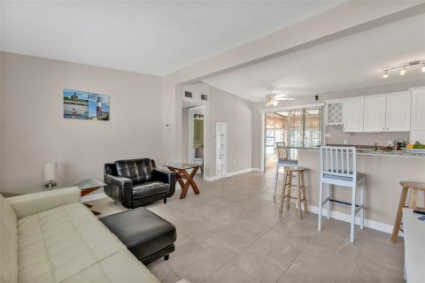 House in Port Charlotte, Florida 2 bedrooms, 72.84 sq.m. № 1542115 - photo 3
