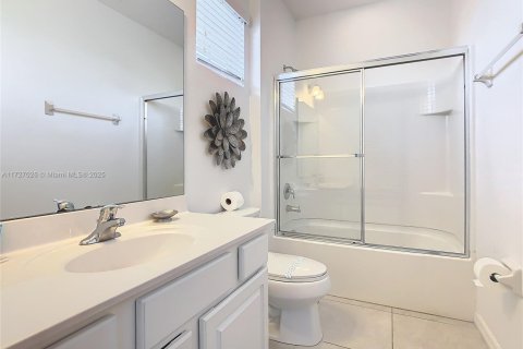 House in Davenport, Florida 8 bedrooms, 295.06 sq.m. № 1489040 - photo 21