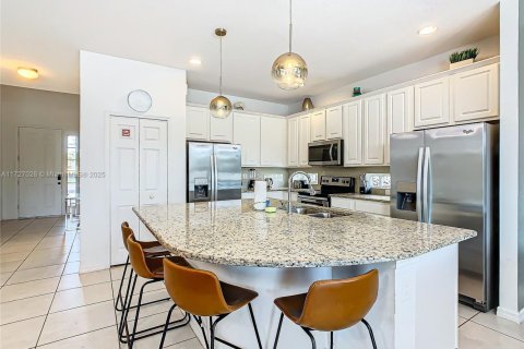 House in Davenport, Florida 8 bedrooms, 295.06 sq.m. № 1489040 - photo 7
