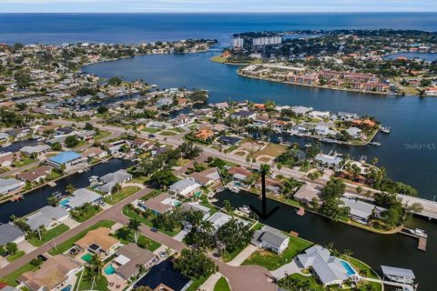 Casa en venta en Saint Petersburg, Florida, 3 dormitorios, 190.26 m2 № 2198301 - foto 4