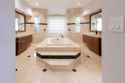 Casa en venta en Palmetto Bay, Florida, 5 dormitorios, 389.63 m2 № 1921707 - foto 28