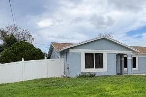 House in Port St. Lucie, Florida 3 bedrooms, 113.9 sq.m. № 2402487 - photo 2