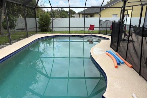 House in Port St. Lucie, Florida 3 bedrooms, 113.9 sq.m. № 2402487 - photo 15
