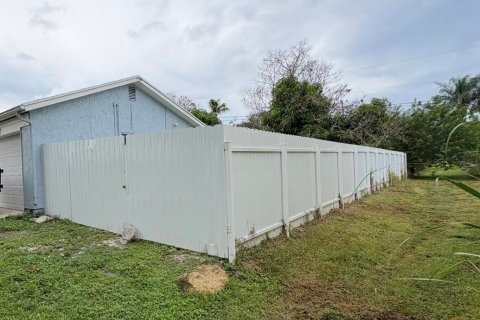 House in Port St. Lucie, Florida 3 bedrooms, 113.9 sq.m. № 2402487 - photo 19