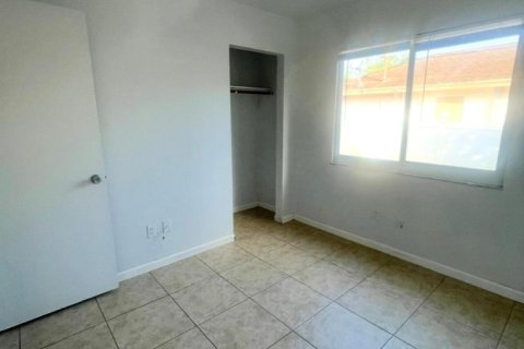 House in Port St. Lucie, Florida 3 bedrooms, 113.9 sq.m. № 2402487 - photo 13