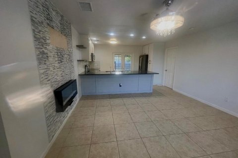House in Port St. Lucie, Florida 3 bedrooms, 113.9 sq.m. № 2402487 - photo 5