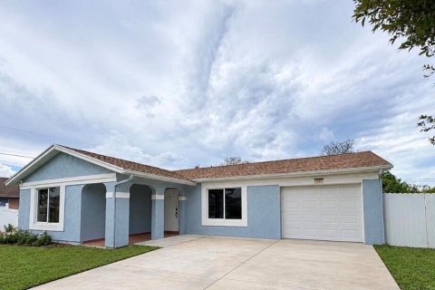 House in Port St. Lucie, Florida 3 bedrooms, 113.9 sq.m. № 2402487