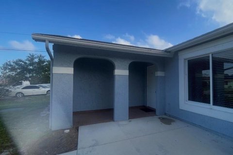 House in Port St. Lucie, Florida 3 bedrooms, 113.9 sq.m. № 2402487 - photo 3