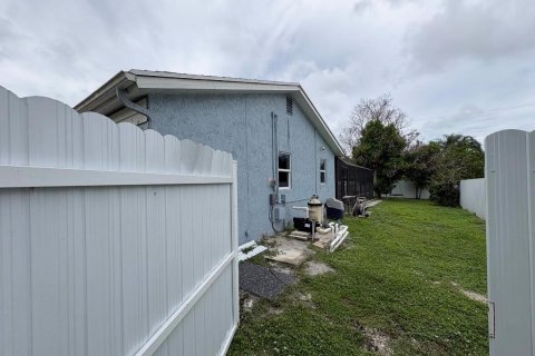 House in Port St. Lucie, Florida 3 bedrooms, 113.9 sq.m. № 2402487 - photo 18