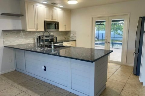 House in Port St. Lucie, Florida 3 bedrooms, 113.9 sq.m. № 2402487 - photo 4