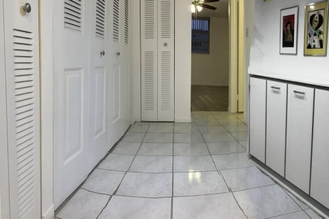 Condo in Plantation, Florida, 1 bedroom  № 2260034 - photo 16