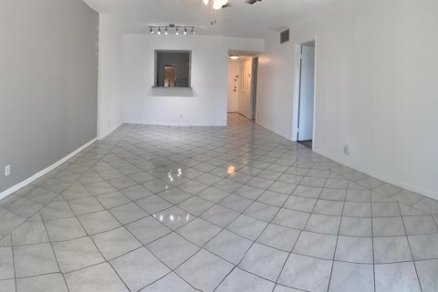 Condo in Plantation, Florida, 1 bedroom  № 2260034 - photo 9