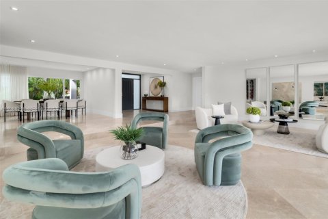 Снять в аренду виллу или дом в Корал-Гейблс, Флорида 7 спален, 468.23м2, № 2048201 - фото 2