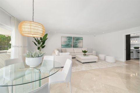 Снять в аренду виллу или дом в Корал-Гейблс, Флорида 7 спален, 468.23м2, № 2048201 - фото 7