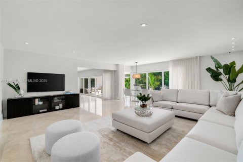 Снять в аренду виллу или дом в Корал-Гейблс, Флорида 7 спален, 468.23м2, № 2048201 - фото 5