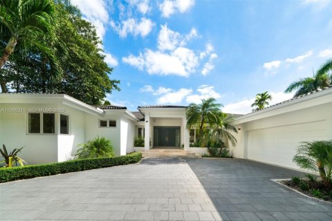 Снять в аренду виллу или дом в Корал-Гейблс, Флорида 7 спален, 468.23м2, № 2048201 - фото 3