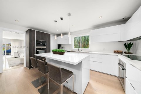 Снять в аренду виллу или дом в Корал-Гейблс, Флорида 7 спален, 468.23м2, № 2048201 - фото 11