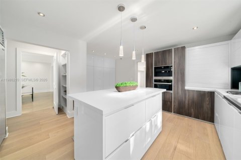 Снять в аренду виллу или дом в Корал-Гейблс, Флорида 7 спален, 468.23м2, № 2048201 - фото 12