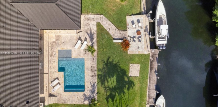 Дом в Корал-Гейблс, Флорида 7 спален, 468.23м2 № 2048201