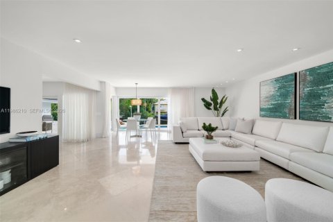 Снять в аренду виллу или дом в Корал-Гейблс, Флорида 7 спален, 468.23м2, № 2048201 - фото 6