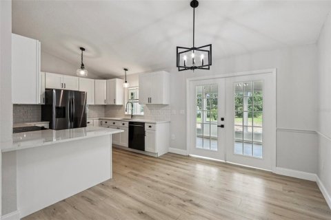 House in Sorrento, Florida 3 bedrooms, 150.41 sq.m. № 1813501 - photo 8