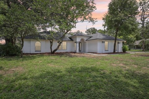 House in Sorrento, Florida 3 bedrooms, 150.41 sq.m. № 1813501 - photo 1