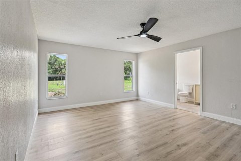 House in Sorrento, Florida 3 bedrooms, 150.41 sq.m. № 1813501 - photo 15