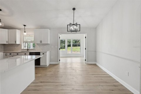 House in Sorrento, Florida 3 bedrooms, 150.41 sq.m. № 1813501 - photo 7
