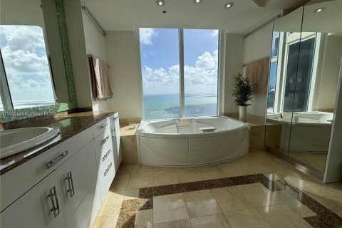 Condominio en venta en Sunny Isles Beach, Florida, 3 dormitorios, 226.68 m2 № 1234937 - foto 18