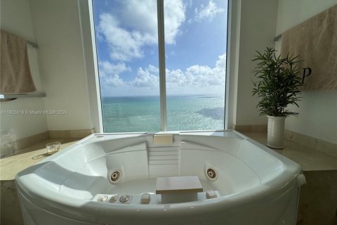 Condominio en venta en Sunny Isles Beach, Florida, 3 dormitorios, 226.68 m2 № 1234937 - foto 19