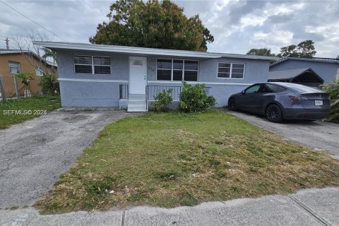 Снять в аренду виллу или дом в Помпано-Бич, Флорида 3 спальни, 99.03м2, № 2046278 - фото 2