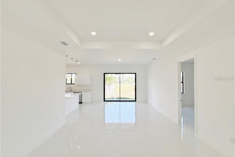 House in Cape Coral, Florida 4 bedrooms, 176.89 sq.m. № 2342699 - photo 4