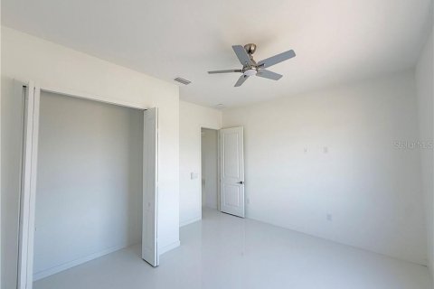 House in Cape Coral, Florida 4 bedrooms, 176.89 sq.m. № 2342699 - photo 28
