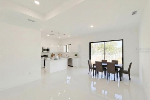 House in Cape Coral, Florida 4 bedrooms, 176.89 sq.m. № 2342699 - photo 6