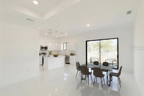 House in Cape Coral, Florida 4 bedrooms, 176.89 sq.m. № 2342699 - photo 10