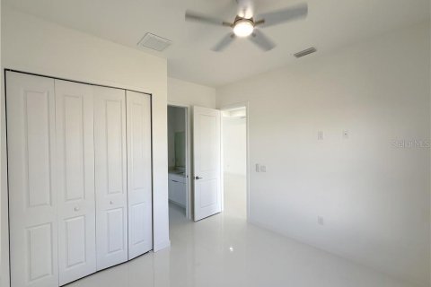 House in Cape Coral, Florida 4 bedrooms, 176.89 sq.m. № 2342699 - photo 18