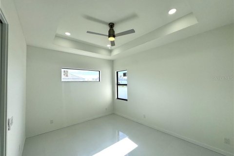 House in Cape Coral, Florida 4 bedrooms, 176.89 sq.m. № 2342699 - photo 20