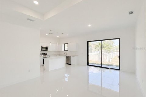 House in Cape Coral, Florida 4 bedrooms, 176.89 sq.m. № 2342699 - photo 7