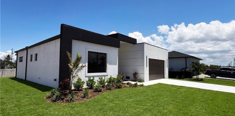 House in Cape Coral, Florida 4 bedrooms, 176.89 sq.m. № 2342699