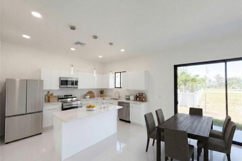 House in Cape Coral, Florida 4 bedrooms, 176.89 sq.m. № 2342699 - photo 8