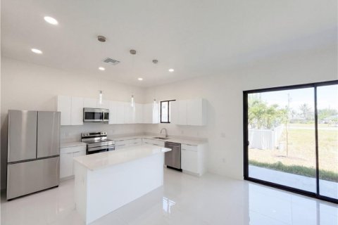 House in Cape Coral, Florida 4 bedrooms, 176.89 sq.m. № 2342699 - photo 9
