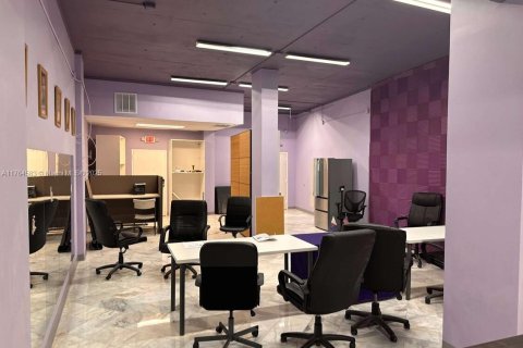 Commercial property in Hollywood, Florida № 1985616 - photo 1