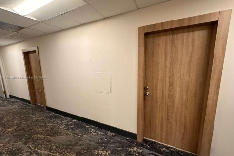 Commercial property in Hollywood, Florida № 1985616 - photo 7