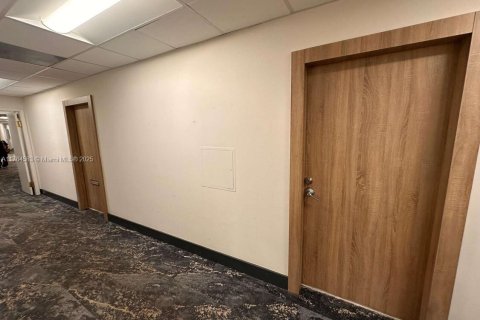 Commercial property in Hollywood, Florida № 1985616 - photo 8